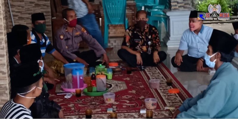 Forkopimcam Robatal saat rapat koordinasi dengan aparatur desa Selasa (26/5/20)
