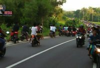 Lokasi arena road race liar di Jl. Raya Torjunan Robatal Sampang dipadati penonton dan pengguna jalan. 