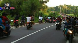 Lokasi arena road race liar di Jl. Raya Torjunan Robatal Sampang dipadati penonton dan pengguna jalan. 