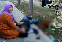 Korban terlihat tergeletak dipinggir jalan disanding istrinya dan berceceran darah. 