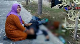 Korban terlihat tergeletak dipinggir jalan disanding istrinya dan berceceran darah. 