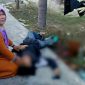 Korban terlihat tergeletak dipinggir jalan disanding istrinya dan berceceran darah. 