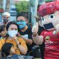 Salah satu suporter Persesa dan Si Joyo tengah membagikan masker kepada beberapa pengguna jalan. 
