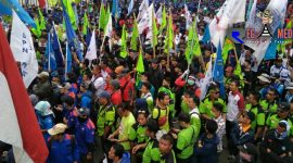 Ratusan buruh saat melakukan aksi unjuk rasa. 