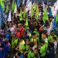 Ratusan buruh saat melakukan aksi unjuk rasa. 