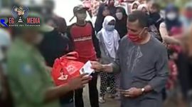 Walikota Cimahi (Ajay M Priatna) saat memberikan bantuan kepada warganya. 