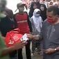Walikota Cimahi (Ajay M Priatna) saat memberikan bantuan kepada warganya. 
