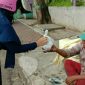 Pendistribusian nasi bungkus dari dapur umum kepada masyarakat yang membutuhkan. 