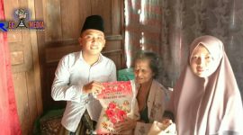Ketua Gerakan Pemuda Madura (Taufik Hidayah, S.ikom) didampingi istrinya saat memberikan bantuan kepada seorang nenek yang hidup miskin. 
