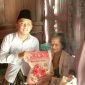 Ketua Gerakan Pemuda Madura (Taufik Hidayah, S.ikom) didampingi istrinya saat memberikan bantuan kepada seorang nenek yang hidup miskin. 