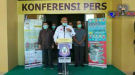 Gubernur Gorontalo (Rusli Habibie) saat konferensi pers di posko gugus tugas penanganan Covid-19 Gorontalo Utara. 
