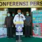 Gubernur Gorontalo (Rusli Habibie) saat konferensi pers di posko gugus tugas penanganan Covid-19 Gorontalo Utara. 
