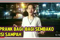 Screen shot video viral Ferdian (Youtuber) bagi-bagi sembako isi sampah. 