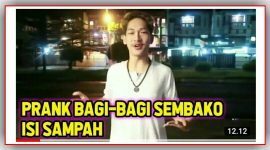 Screen shot video viral Ferdian (Youtuber) bagi-bagi sembako isi sampah. 
