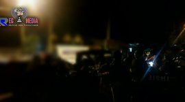 Warga berhamburan keluar rumah. 