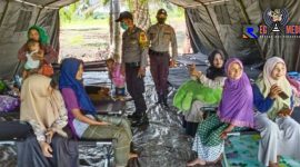 Terlihat sejumlah polisi dan korban banjir tengah berada ditempat pengungsian. 