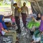 Terlihat sejumlah polisi dan korban banjir tengah berada ditempat pengungsian. 