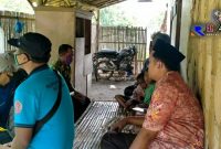Pemerintah Kabupaten Sampang melalui Dinas Sosial didampingi Tim Tagana dan tokoh masyarakat setempat saat mengunjungi rumah M. Fahri. 