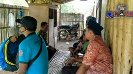 Pemerintah Kabupaten Sampang melalui Dinas Sosial didampingi Tim Tagana dan tokoh masyarakat setempat saat mengunjungi rumah M. Fahri. 
