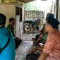 Pemerintah Kabupaten Sampang melalui Dinas Sosial didampingi Tim Tagana dan tokoh masyarakat setempat saat mengunjungi rumah M. Fahri. 
