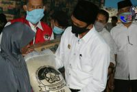 Plt Bupati Aceh Selatan Tgk Amran saat memberikan bantuan sembako kepada warga. 