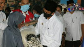 Plt Bupati Aceh Selatan Tgk Amran saat memberikan bantuan sembako kepada warga. 