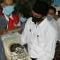 Plt Bupati Aceh Selatan Tgk Amran saat memberikan bantuan sembako kepada warga. 