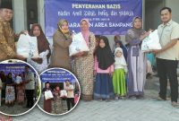 Perwakilan dari Manager PT Garam (Persero) Area Sampang (Ahmad Faisol,  ST) saat memberikan bantuan paket sembako kepada masyarakat.