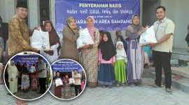 Perwakilan dari Manager PT Garam (Persero) Area Sampang (Ahmad Faisol,  ST) saat memberikan bantuan paket sembako kepada masyarakat.