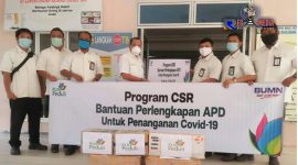 PT PLN (Persero) UP3 Subulussalam dan ULP Tapaktuan saat berikan bantuan APD, hand sanitizer dan hand scoon.