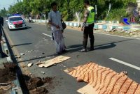 Terlihat mayat korban kecelakaan tunggal masih tergeletak di Jl. Jaksa Agung Suprapto, Sampang. 