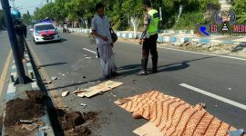 Terlihat mayat korban kecelakaan tunggal masih tergeletak di Jl. Jaksa Agung Suprapto, Sampang. 