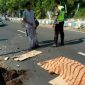 Terlihat mayat korban kecelakaan tunggal masih tergeletak di Jl. Jaksa Agung Suprapto, Sampang. 