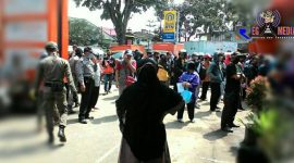 Warga mulai memadati untuk mengambil bantuan jejaring pengaman sosial. 