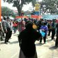 Warga mulai memadati untuk mengambil bantuan jejaring pengaman sosial. 