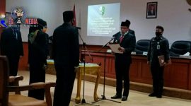 Bupati Sampang (H. Slamet Junaidi) saat melakukan prosesi pelantikan pejabat, di aula kantor Pemkab Sampang. 