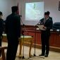 Bupati Sampang (H. Slamet Junaidi) saat melakukan prosesi pelantikan pejabat, di aula kantor Pemkab Sampang. 