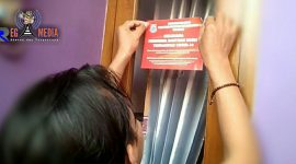 Warga menempeli rumahnya dengan masker bagi yang menerima bansos Covid-19.