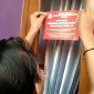 Warga menempeli rumahnya dengan masker bagi yang menerima bansos Covid-19.