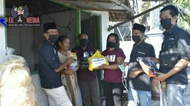 Ketua dan anggota Persatuan Wartawan Sampang (PWS) saat memberikan bantuan sembako, masker dan makanan siap saji kepada warga kurang mampu. 