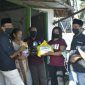 Ketua dan anggota Persatuan Wartawan Sampang (PWS) saat memberikan bantuan sembako, masker dan makanan siap saji kepada warga kurang mampu. 
