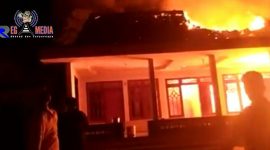 Terlihat api semakin membesar melalap bagian atap rumah. 