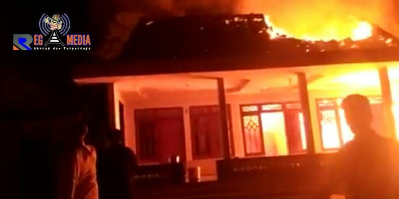 Terlihat api semakin membesar melalap bagian atap rumah. 