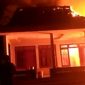 Terlihat api semakin membesar melalap bagian atap rumah. 
