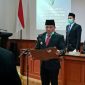 Bupati Sampang (H. Slamet Junaidi) saat membacakan Surat Keputusan (SK) mutas dan promosi pejabat Pemkab Sampang. 