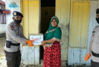 Anggota Brimob saat memberikan bantuan sembako kepada korban banjir. 