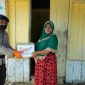 Anggota Brimob saat memberikan bantuan sembako kepada korban banjir. 