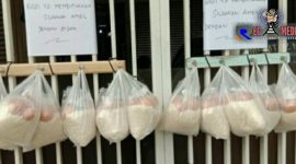 Selama Covid-19, Dedi Riyanto pajang sembako gratis dipagar rumahnya. 