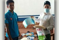 Anggota Banggar DPRD Kabupaten Sampang dari Fraksi PKB (Baihaki) saat mengkroscek kebenaran pendistribusian APD Covid-19 di Puskesmas Karang Penang. 