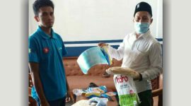 Anggota Banggar DPRD Kabupaten Sampang dari Fraksi PKB (Baihaki) saat mengkroscek kebenaran pendistribusian APD Covid-19 di Puskesmas Karang Penang. 